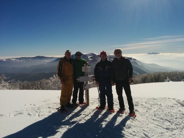  en la nieve con las raquetas de nieve 